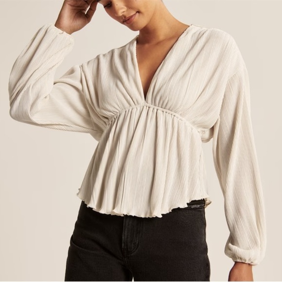 NEW AF Abercrombie & Fitch Pleated Flowy Cream Blouse Long Sleeve Top Small 1095 - Picture 1 of 13